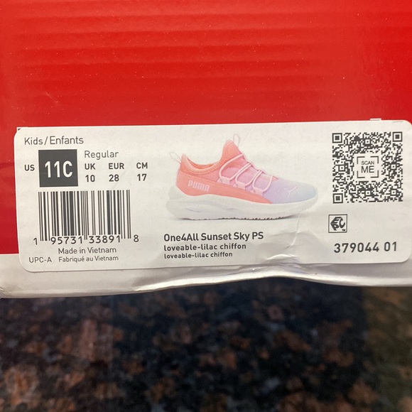 Puma brand new kids/girls shoes size 11. - Picture 6 of 6